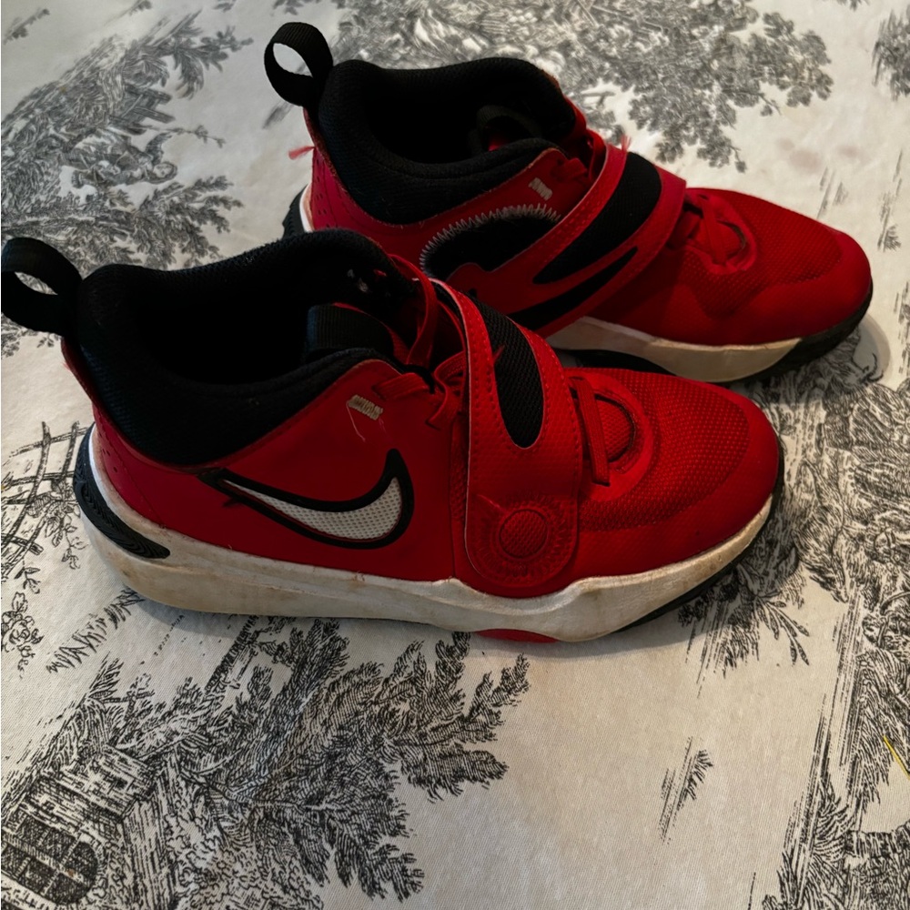 Nike Team Hustle D 11
Big Kids' Basketball Shoes sz 3.5